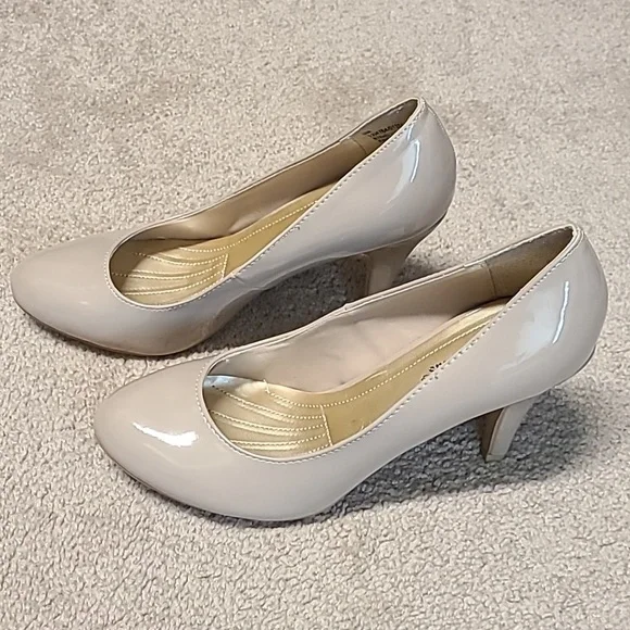 NWOT Pierre Dumas Beige Heels - Picture 3 of 6